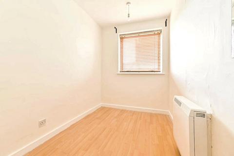 3 bedroom apartment to rent, St. Mary Le Park Court, Parkgate Road, London, SW11
