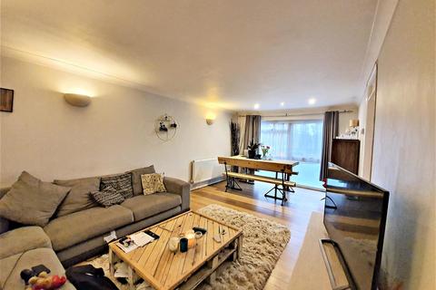 2 bedroom flat for sale, 3 Hathaway Court, St. Albans