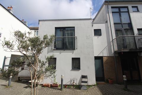 2 bedroom end of terrace house to rent, Castle Mews, Brighton BN1