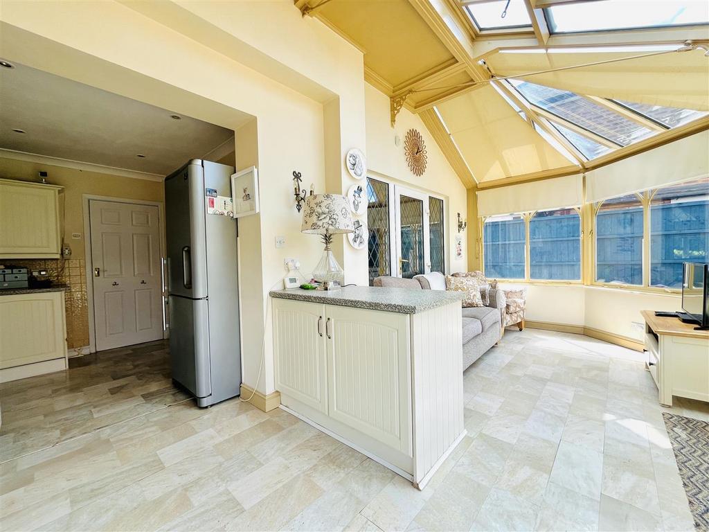 Kitchen and Day Rom