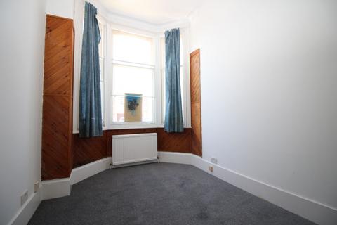 2 bedroom flat to rent, Marine Parade East, Clacton-on-Sea