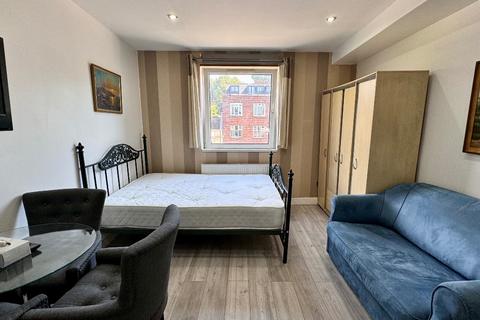 Studio to rent, Finchley Road, London