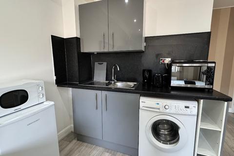 Studio to rent, Finchley Road, London