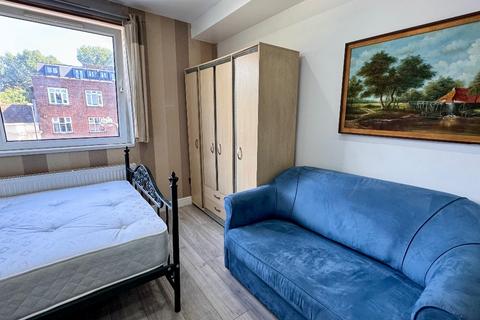 Studio to rent, Finchley Road, London