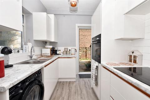 2 bedroom flat for sale, Latimer Road, Eastbourne