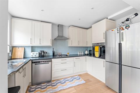 17 Downs Way, Oxted, RH8 0NZ