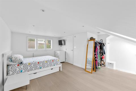 17 Downs Way, Oxted, RH8 0NZ