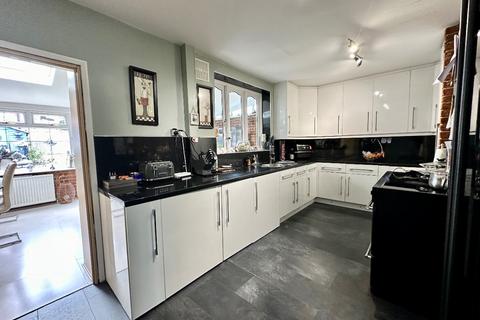 3 Melksham Drive, Romford, RM3 8QU