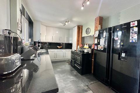3 Melksham Drive, Romford, RM3 8QU