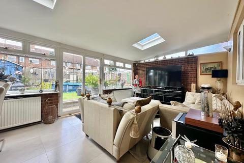 3 Melksham Drive, Romford, RM3 8QU
