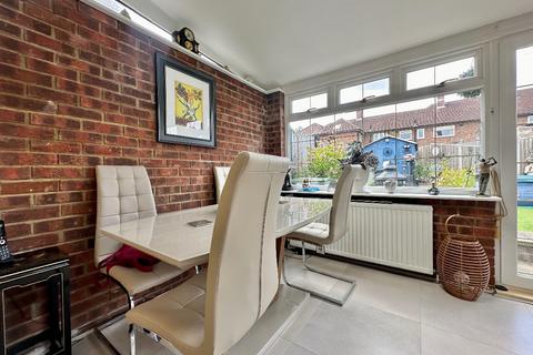 3 Melksham Drive, Romford, RM3 8QU