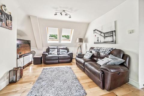 3 bedroom apartment for sale, Avenue Road, Pinner, HA5