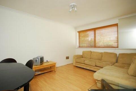 3 bedroom flat to rent, St. Mary le Park Court, London SW11