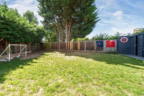 28 Thackeray Close, Uxbridge, UB8 3DW