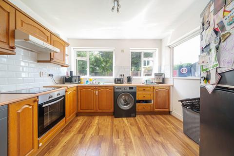 28 Thackeray Close, Uxbridge, UB8 3DW