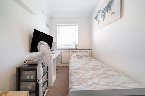 28 Thackeray Close, Uxbridge, UB8 3DW