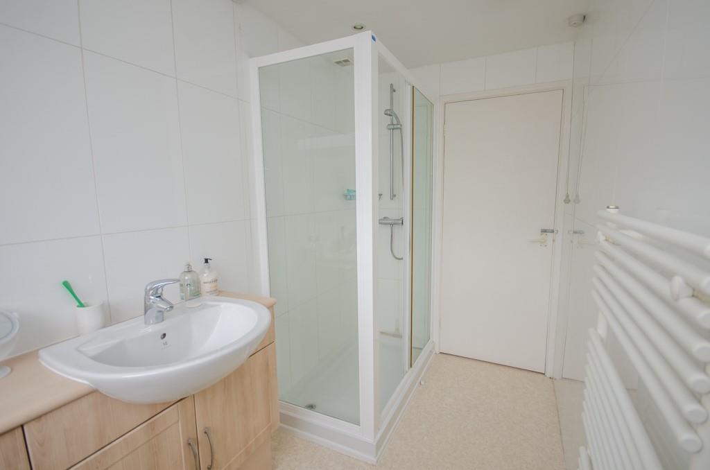 Shower room pic 2.jpg