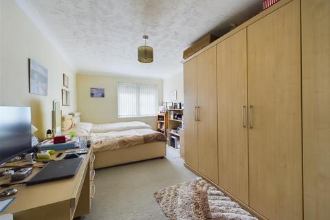 2 bedroom flat for sale, Gales Drive, Crawley RH10