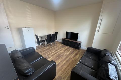 4 bedroom terraced house to rent, Beechwood Row,  Leeds, LS4