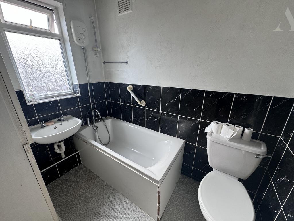 308 Hobs Moat Road bathroom