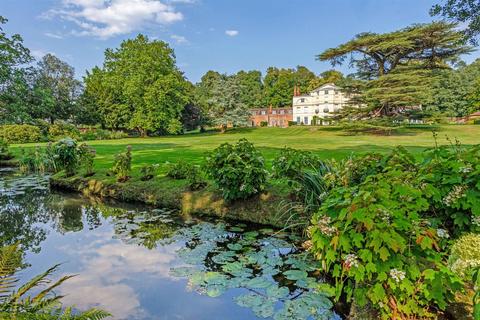 3 bedroom end of terrace house for sale, Moor Park House Way, Farnham