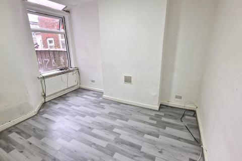 3 bedroom terraced house to rent, Clitheroe Road, Manchester