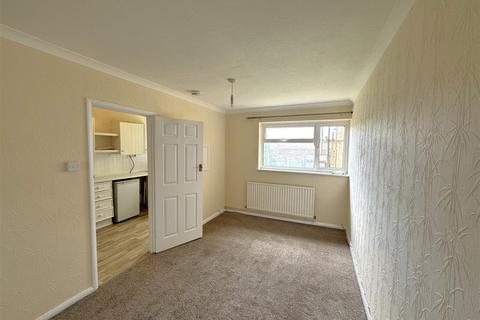 3 bedroom terraced house to rent, Swan Road, Hailsham, BN27