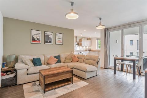 2 bedroom flat for sale, Chase Road, Epsom