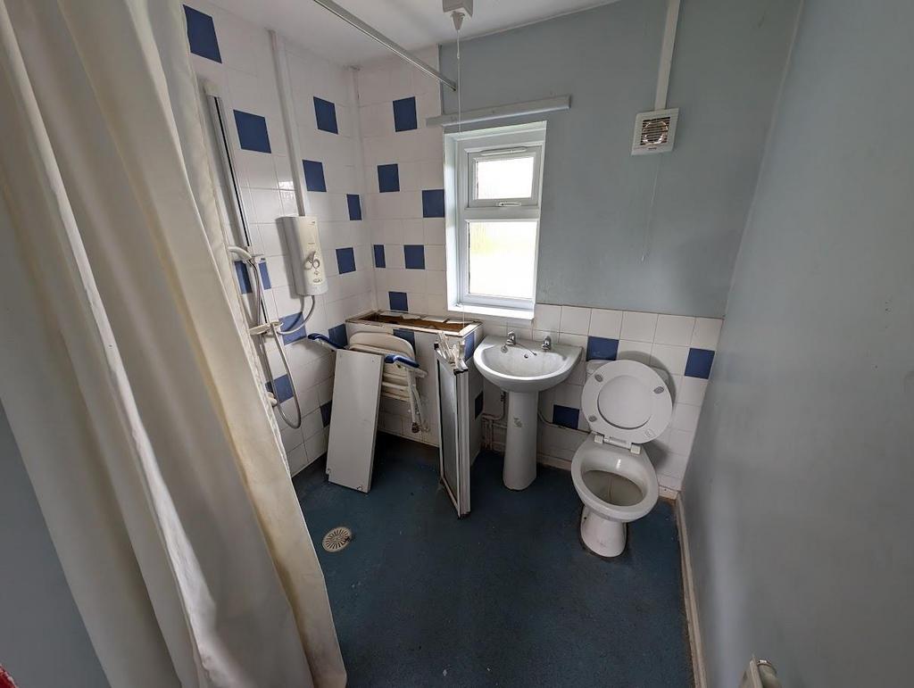 8 Berrows Mead wet room.jpg