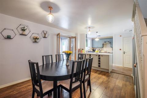 15 Broadacres, Bailiff Bridge, Brighouse, HD6 4DB