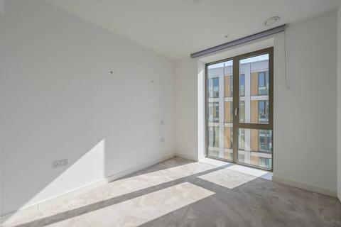 3 bedroom flat for sale, Schooner Road, Royal Wharf, Silvertown, London, E16