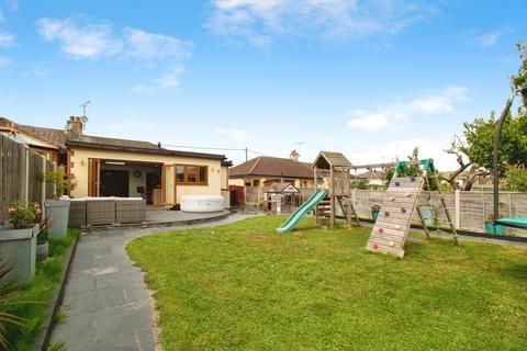 10 Central Avenue, Hullbridge, Hockley, SS5 6AT