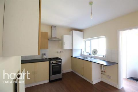 3 bedroom terraced house to rent, Oval Road North