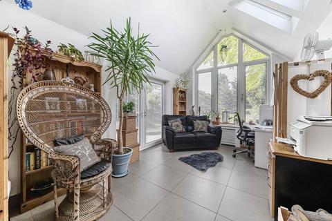 38 Ludsden Grove, Thame, OX9 3BZ