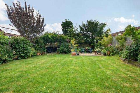38 Ludsden Grove, Thame, OX9 3BZ