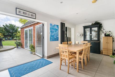 38 Ludsden Grove, Thame, OX9 3BZ