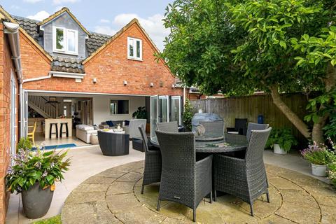 38 Ludsden Grove, Thame, OX9 3BZ