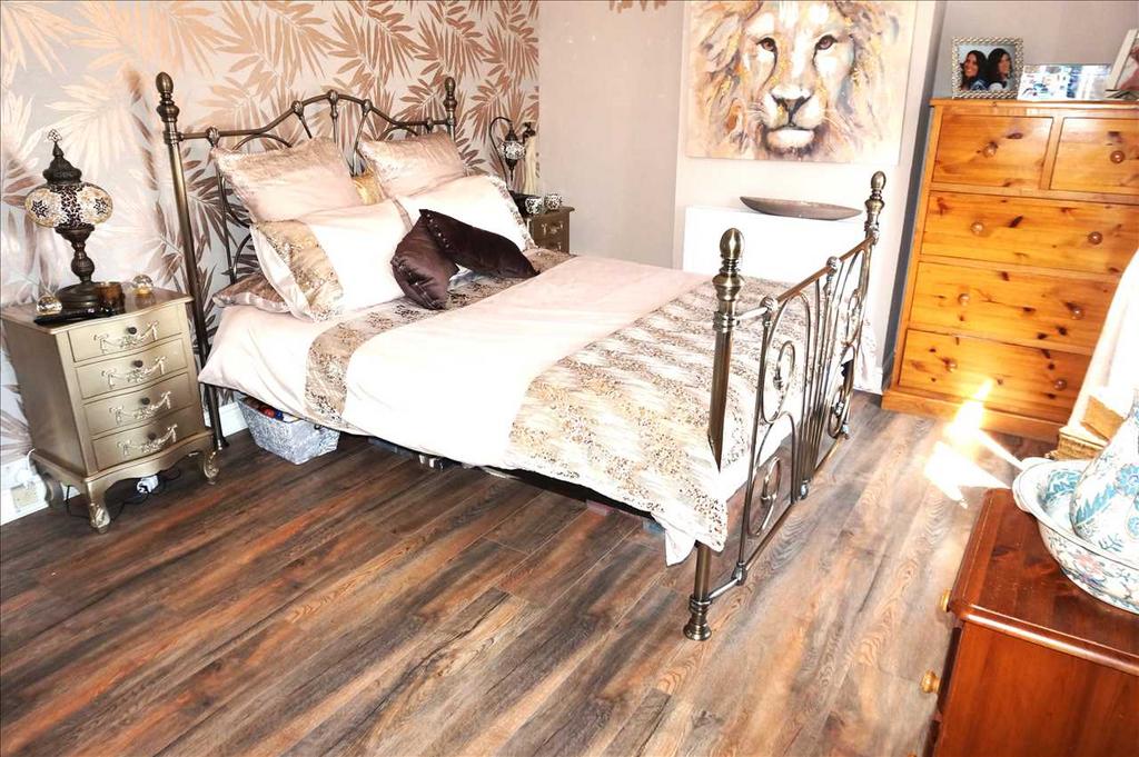 Front bedroom 1 :