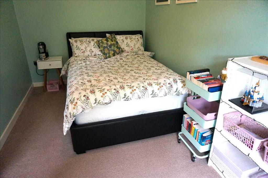 Front bedroom 3 :