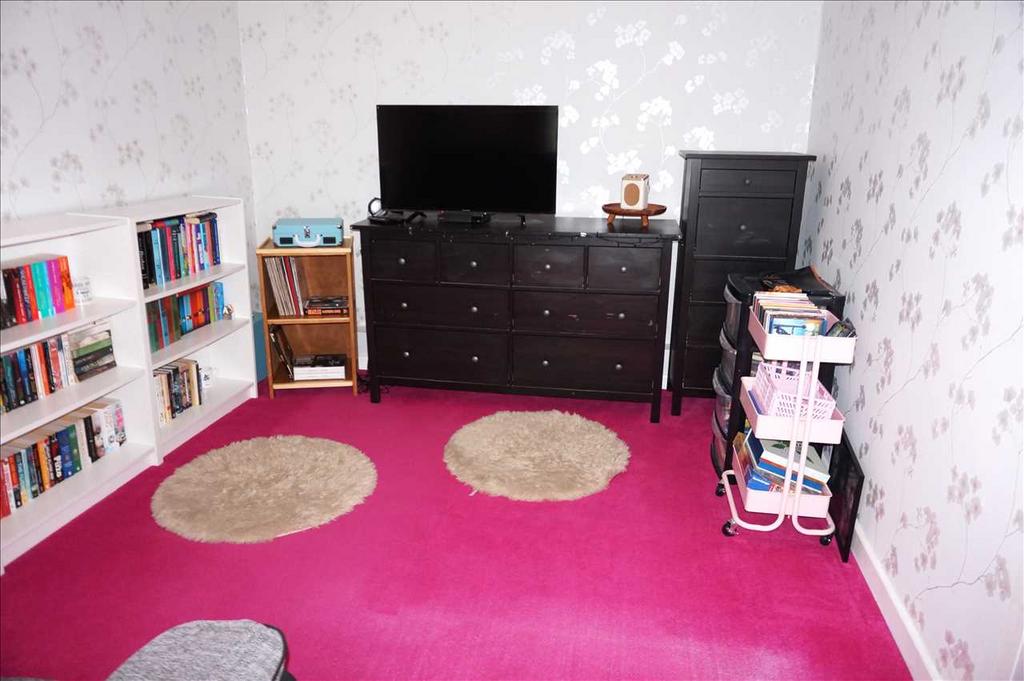 Front bedroom 4 :
