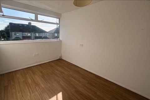 2 bedroom flat to rent, The Glade, Ilford IG5