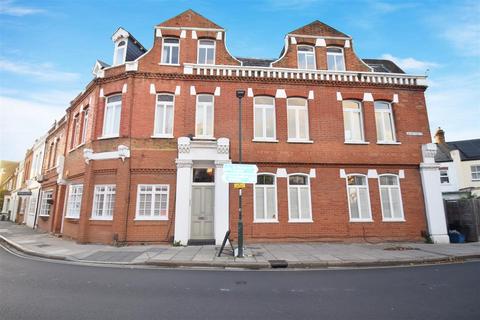 1 bedroom flat to rent, Amyand Park Road, St Margarets village