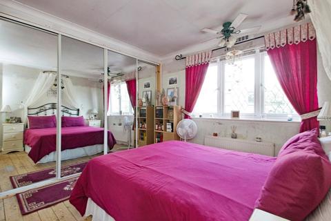 10 Broadoak Road, Erith, DA8 3BE