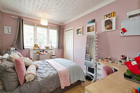 10 Broadoak Road, Erith, DA8 3BE