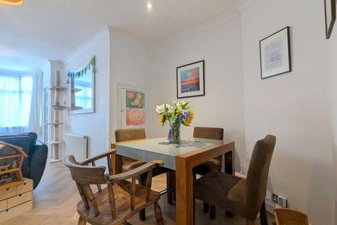 108 Fernside Avenue, Feltham, TW13 7BW