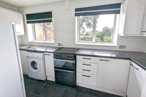 2 bedroom maisonette to rent, Simplemarsh Road, Addlestone KT15