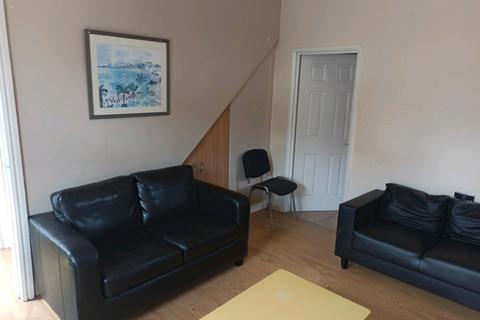 3 bedroom flat to rent, Leeds LS6