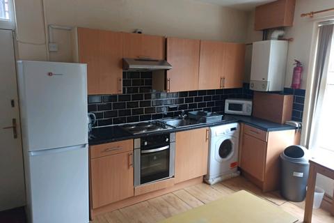 3 bedroom flat to rent, Leeds LS6