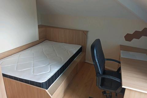 3 bedroom flat to rent, Leeds LS6