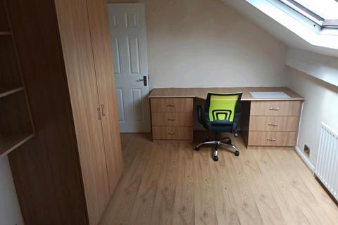 3 bedroom flat to rent, Leeds LS6